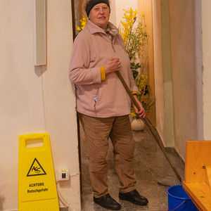 Ein Teil der Vorbereitungen für Ostern übernimmt das Kirchenputz-Team und säubert unsere Pfarrkiche.