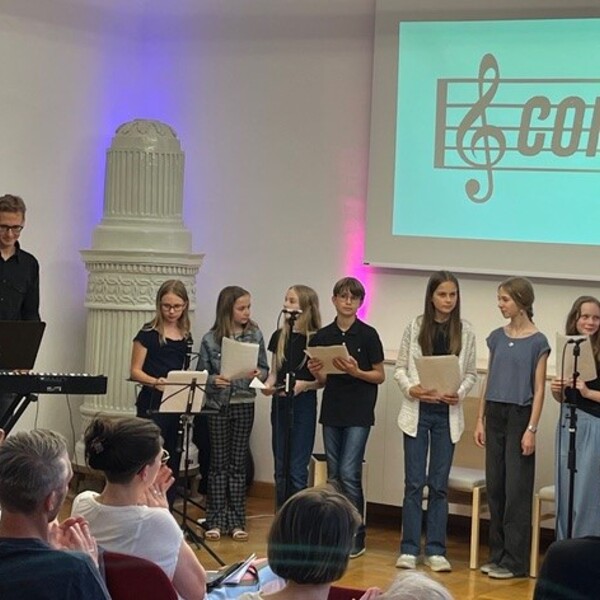 Jugendliche führen neue geistliche Lieder auf / Compo! Jugendliche führen neue geistliche Lieder auf