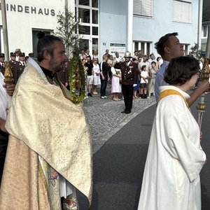 Diakon Julian Gillesberger spendete viermal den eucharistischen Segen