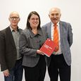 V. l.: Dr. Christoph Freilinger, Mag.a Gabriele Eder-Cakl und Dr. Franz Kogler freuen sich über die gelungene Familienbibel.