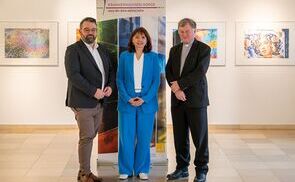 V. l.: Daniel Neuböck, Doris Wierzbicki und Bischof Manfred Scheuer