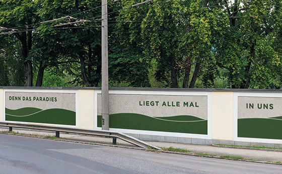 Mauer des St. Barbara Friedhofs mit einem Zitat, geschrieben aus Moos, von Adalbert Stifter.