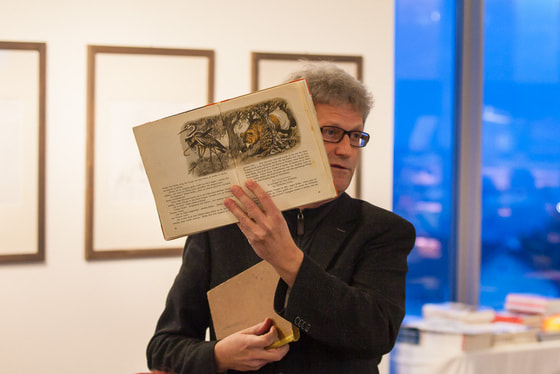 DDr. Severin Renoldner überraschte mit Büchern aus seinem privaten Fundus.