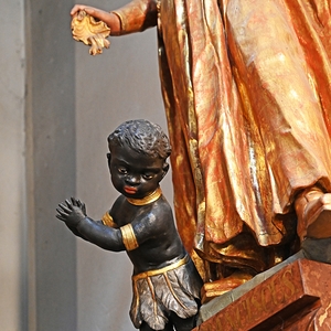 67a / © Wolfgang Hochreiter Placidus-Altar: Dunkelhäutiger Täufling bei der Statue des Hl. Franz Xaver