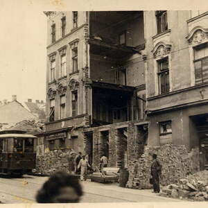 Das Wohnhaus und Geschäftslokal der Familie Aichern  in Wien nach 1945