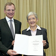 Die Hausgemeinschaft Beit Emmaus/Qubeibeh unter der Leitung von Sr. Hildegard Enzenhofer (im Bild mit LH Thomas Stelzer) wurde 2017 mit dem Oö. Menschenrechtspreis ausgezeichnet.